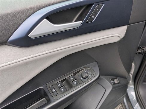 Used 2024 Volkswagen Taos SE image 10