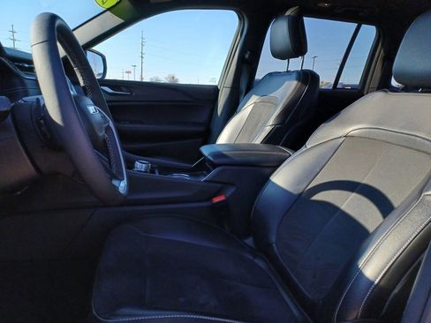 Used 2024 Jeep Grand Cherokee Altitude AWD/4WD image 9