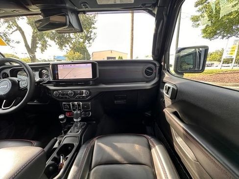 Used 2025 Jeep Gladiator Rubicon AWD/4WD image 27