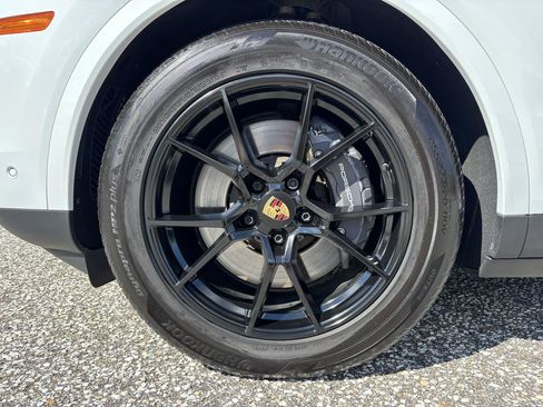 Used 2025 Porsche Cayenne Coupe AWD/4WD image 32
