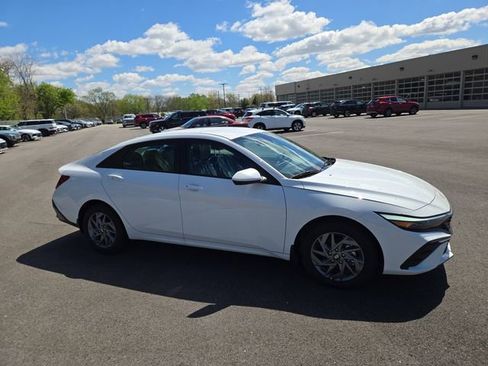 New 2026 Hyundai Elantra Hybrid FWD image 5