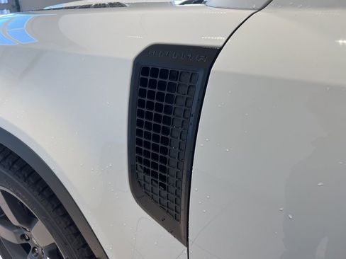 New 2024 Land Rover Defender 110 SE image 12