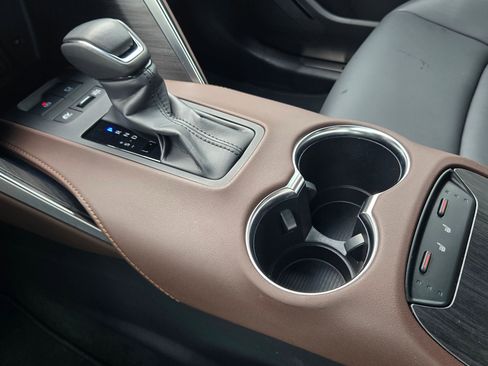 Used 2024 Toyota Venza XLE image 43