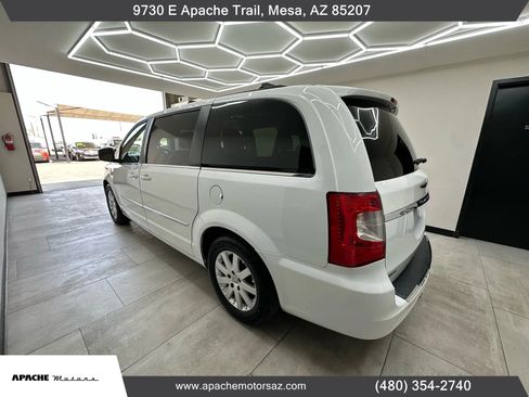 Used 2014 Chrysler Town & Country Touring image 10