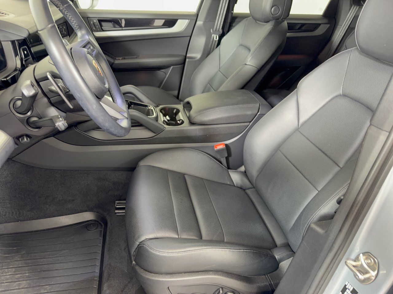 Certified 2024 Porsche Cayenne AWD/4WD image 5