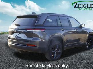 Used 2023 Jeep Grand Cherokee Altitude video 3