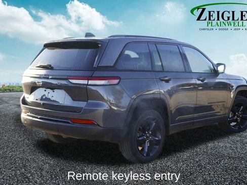 Used 2023 Jeep Grand Cherokee Altitude image 3