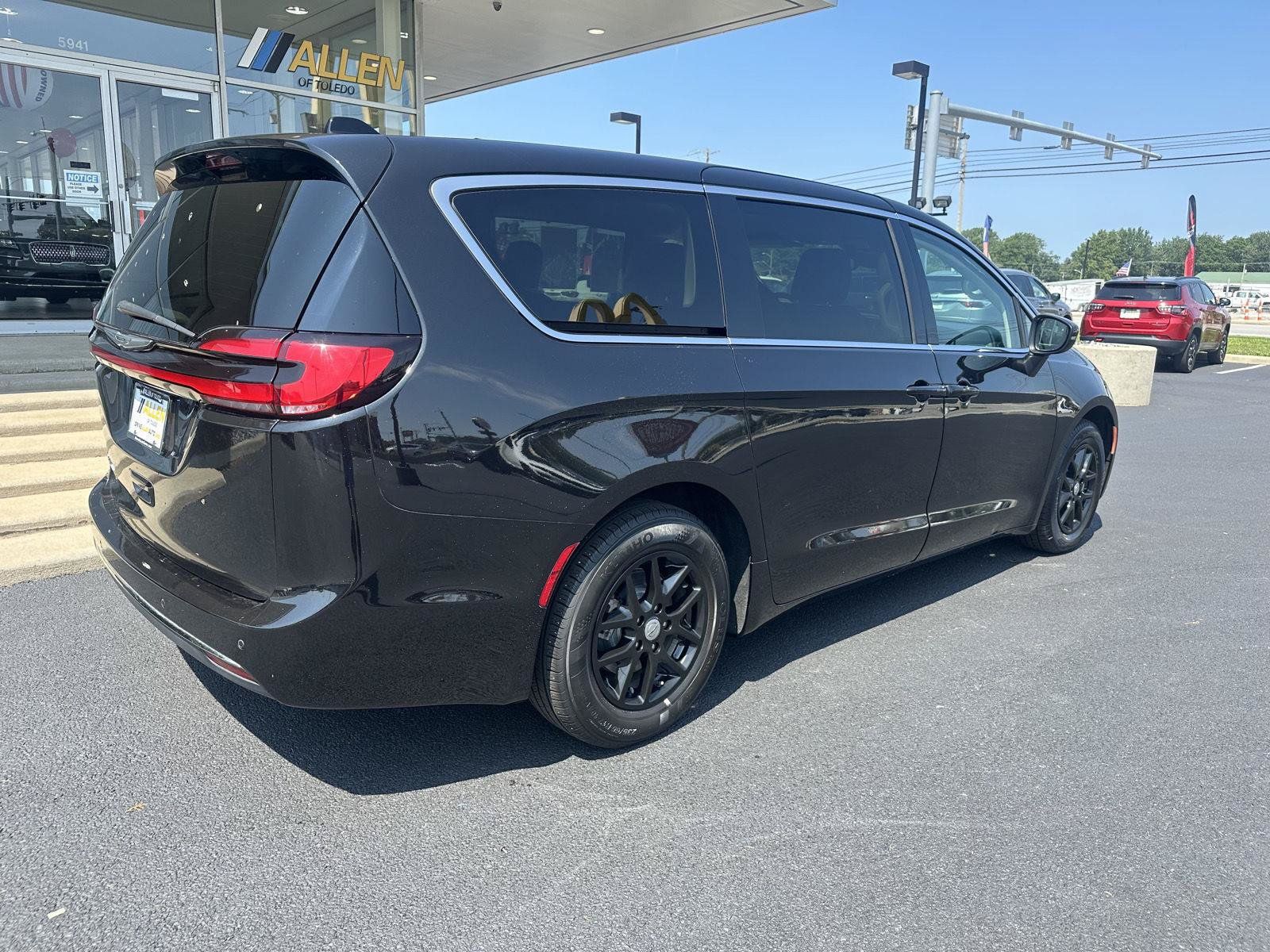 Used 2023 Chrysler Pacifica Touring-L FWD image 13