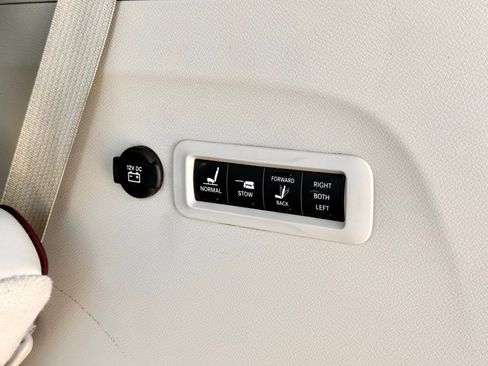 Used 2020 Chrysler Pacifica Limited image 59