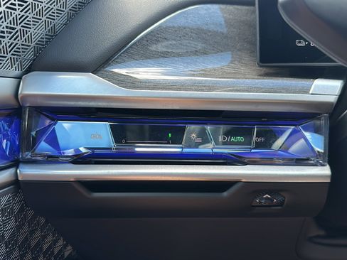 New 2024 BMW i7 xDrive60 w/ Executive Package image 26