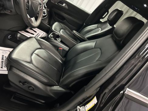 Used 2025 Chrysler Pacifica Select image 12