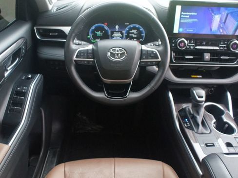 Used 2025 Toyota Highlander Limited AWD/4WD image 5
