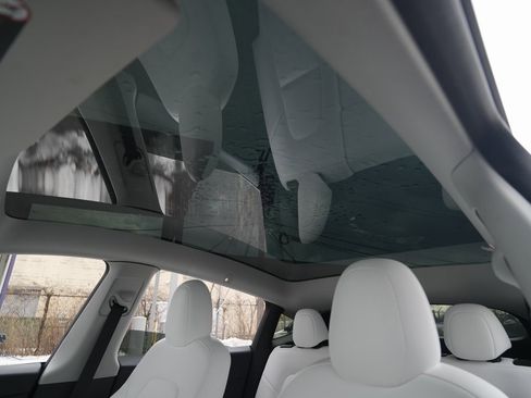 Used 2022 Tesla Model Y Long Range image 18