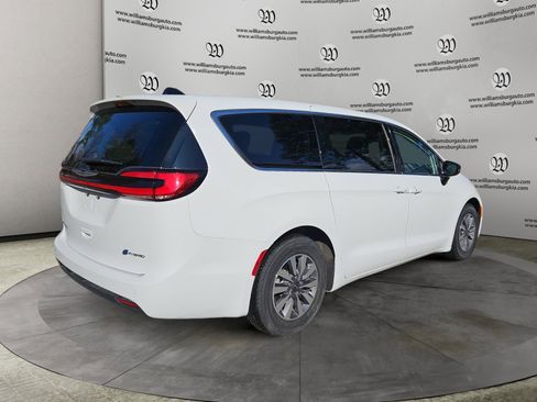 Used 2024 Chrysler Pacifica Select image 5