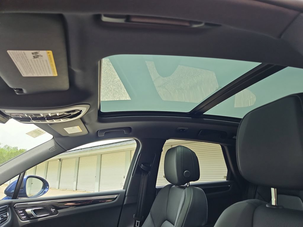 Certified 2026 Porsche Macan AWD/4WD image 12