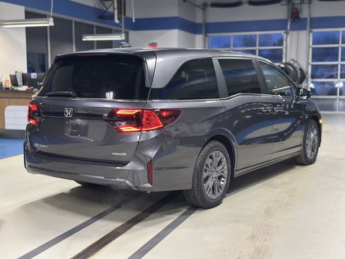 New 2026 Honda Odyssey Touring image 4