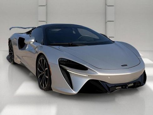 Used 2023 McLaren Artura RWD image 3