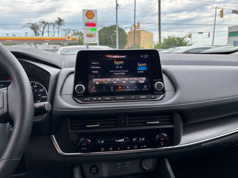 Used 2025 Nissan Rogue SV FWD image 17