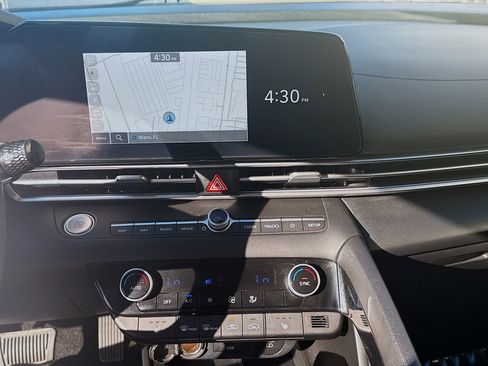 Used 2025 Hyundai Elantra SEL image 12