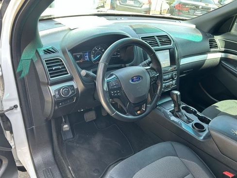 Used 2017 Ford Explorer XLT w/ Equipment Group 201A FWD image 8