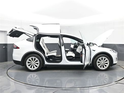 Used 2017 Tesla Model X 75D image 52
