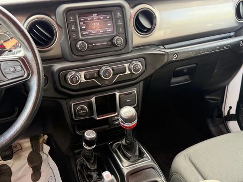 Used 2015 Jeep Wrangler Unlimited Rubicon w/ Connectivity Group AWD/4WD image 14