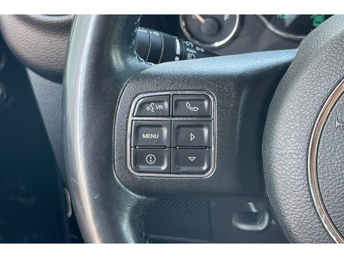 Used 2017 Jeep Wrangler Unlimited Sahara w/ Connectivity Group AWD/4WD image 32