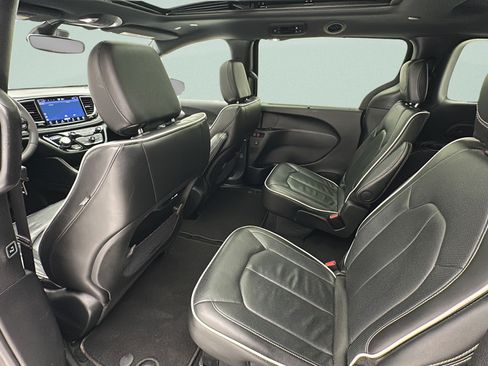 Used 2025 Chrysler Pacifica Limited FWD image 11