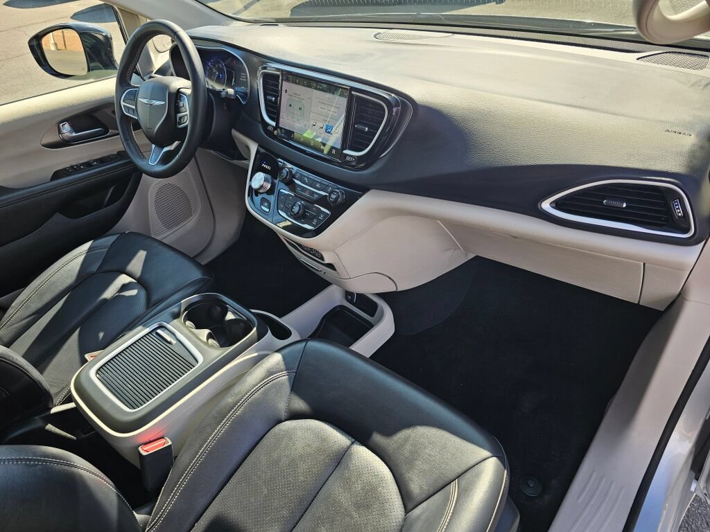 Used 2024 Chrysler Pacifica Touring-L FWD image 16