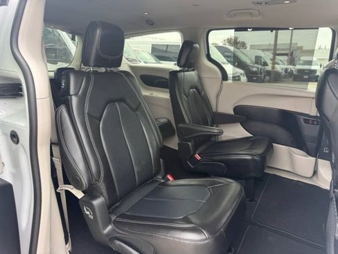 Used 2024 Chrysler Pacifica Touring-L FWD image 12