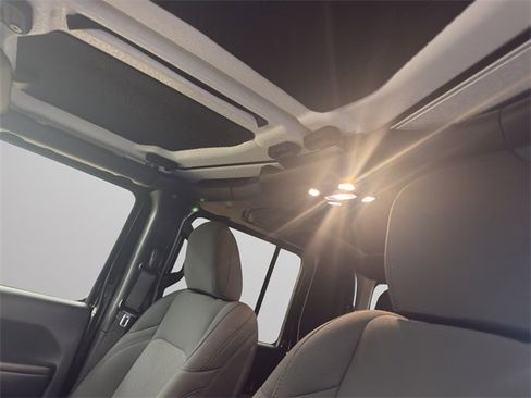 Used 2022 Jeep Gladiator Willys image 40