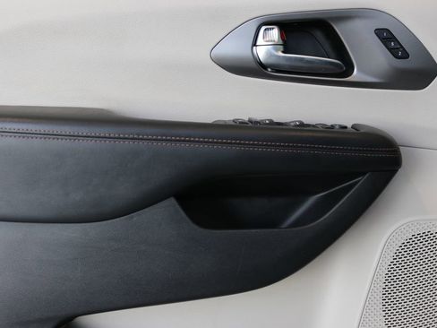 Used 2020 Chrysler Pacifica Touring-L image 13