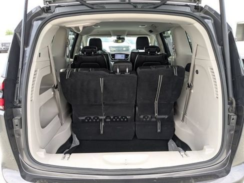 Used 2023 Chrysler Pacifica Touring-L FWD image 17