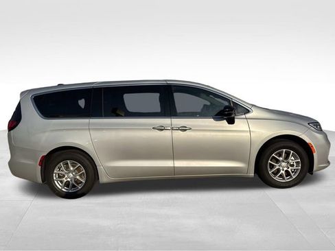 New 2026 Chrysler Pacifica Select image 9