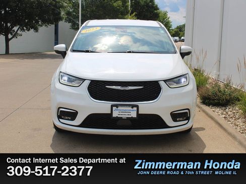Used 2023 Chrysler Pacifica Touring-L FWD image 4