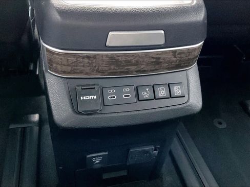 Used 2025 Toyota Sienna Platinum image 38