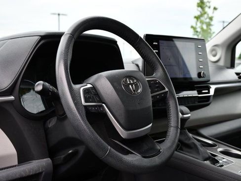 Used 2023 Toyota Sienna XLE w/ XLE Plus Package FWD image 11