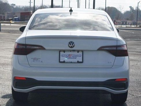 Used 2023 Volkswagen Jetta SE w/ Panoramic Sunroof Package image 3