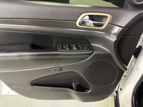 Used 2017 Jeep Grand Cherokee Limited AWD/4WD image 11