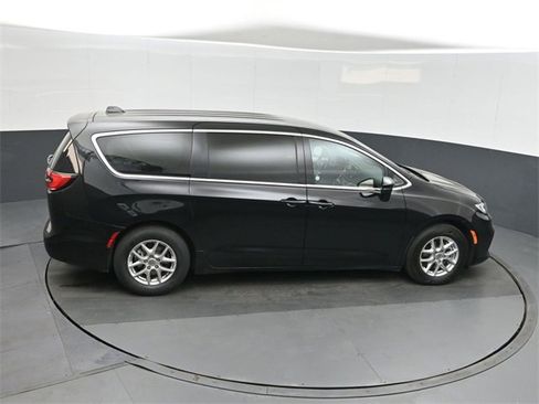Used 2024 Chrysler Pacifica Touring-L image 28