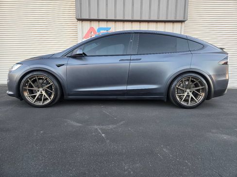 Used 2022 Tesla Model X Plaid image 3