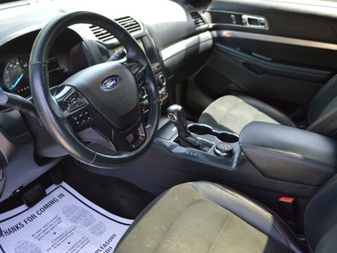 Used 2018 Ford Explorer XLT w/ Equipment Group 202A AWD/4WD image 15