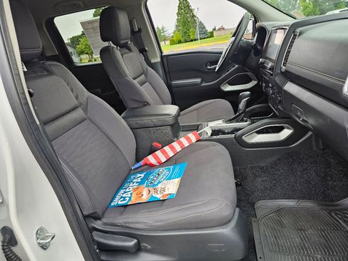 Used 2024 Nissan Frontier SV w/ SV Convenience Package image 6