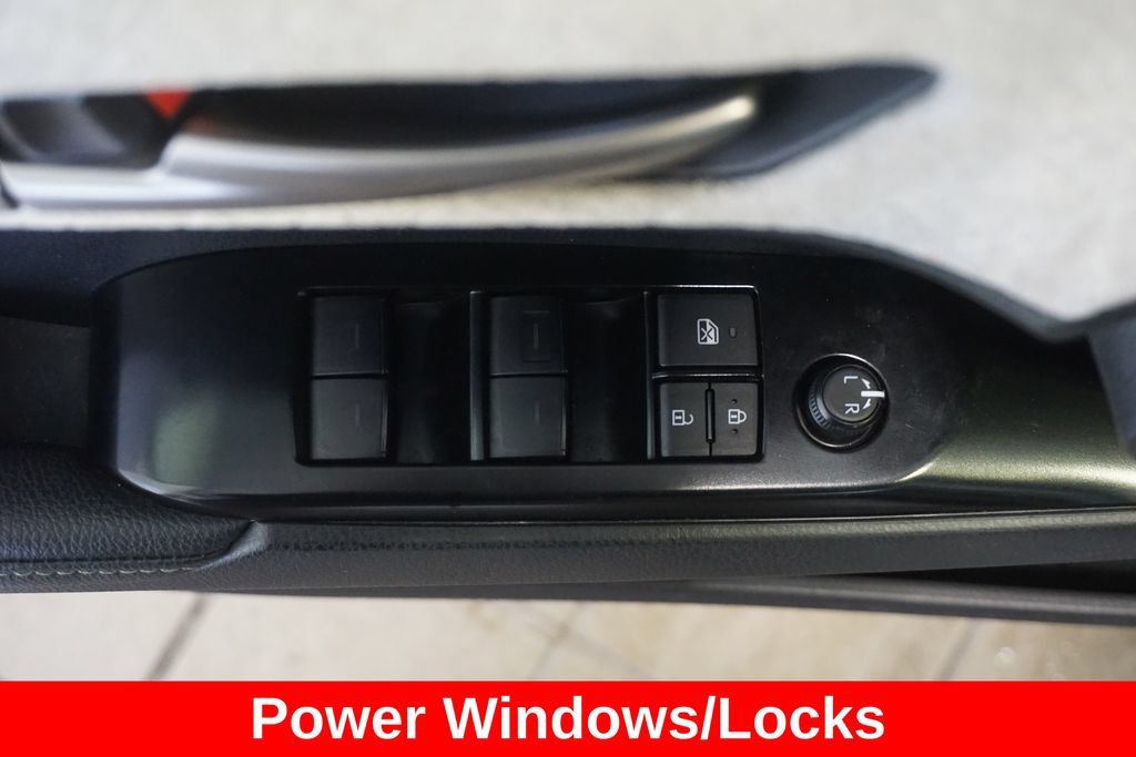Used 2025 Toyota Camry XLE AWD/4WD image 5