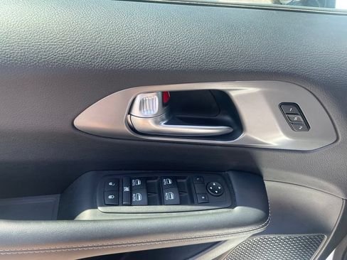 Used 2025 Chrysler Pacifica Select FWD image 11