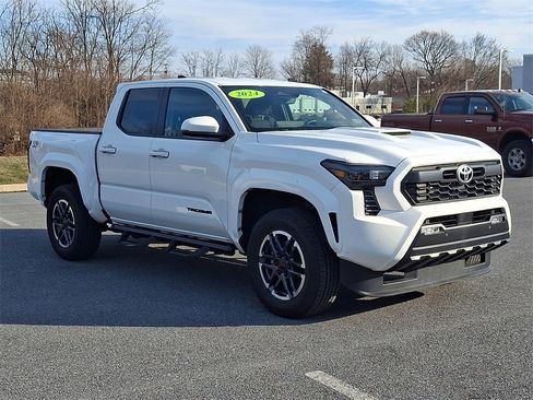 Used 2024 Toyota Tacoma TRD Sport image 3