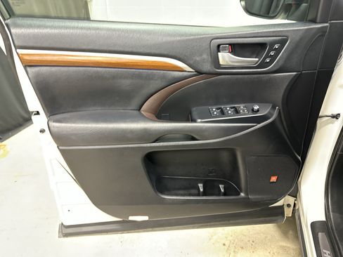 Used 2019 Toyota Highlander Limited Platinum AWD/4WD image 14