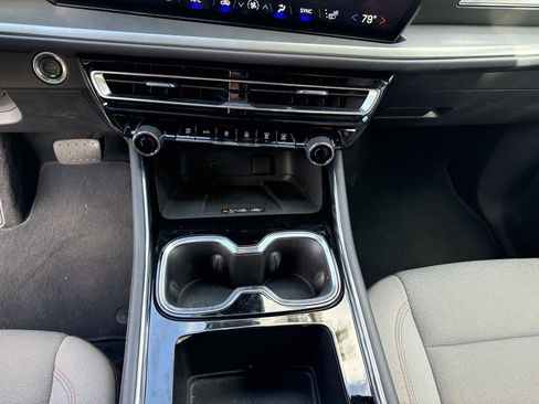 Used 2025 Chevrolet Traverse LT image 28