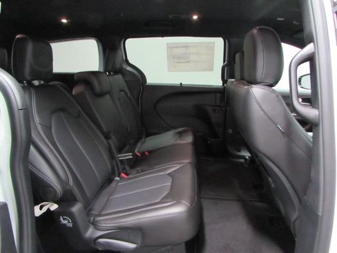 New 2027 Chrysler Pacifica Select FWD image 18