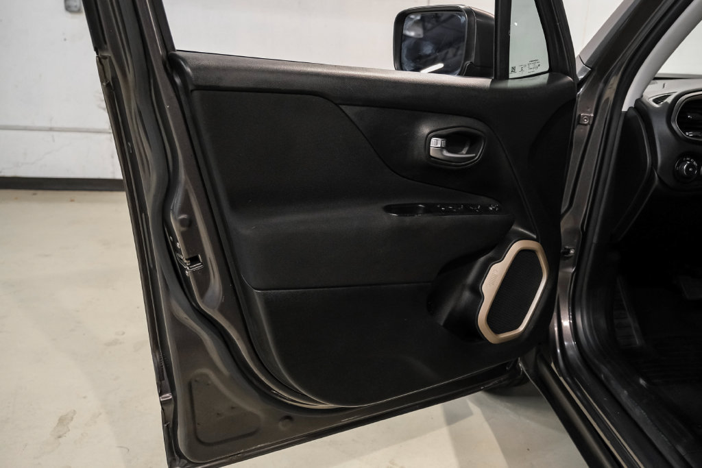 Used 2017 Jeep Renegade Latitude w/ Cold Weather Group AWD/4WD image 38